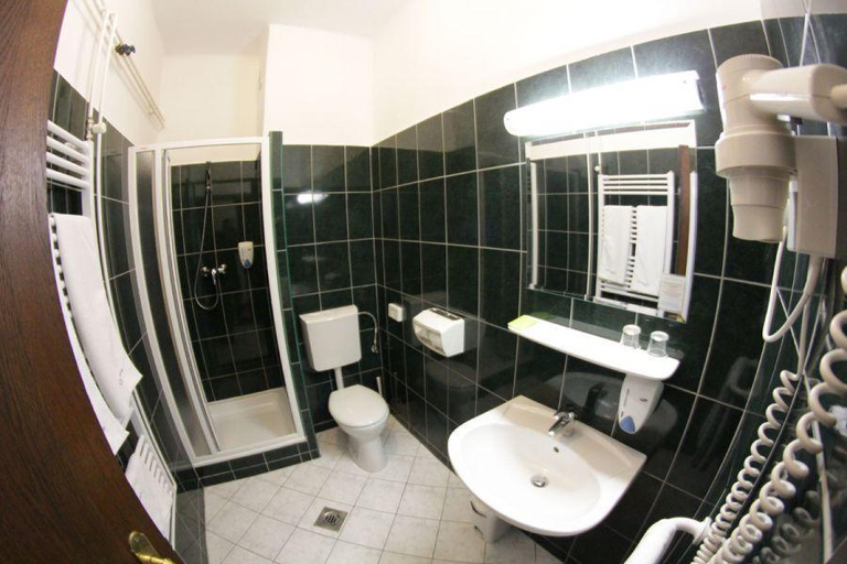 Bathroom 4, Hotel Metro, Budapesti