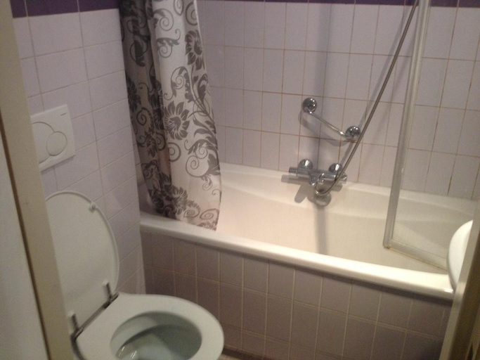 Bathroom 5, Amsterdam Hostel Sarphati, Amsterdam