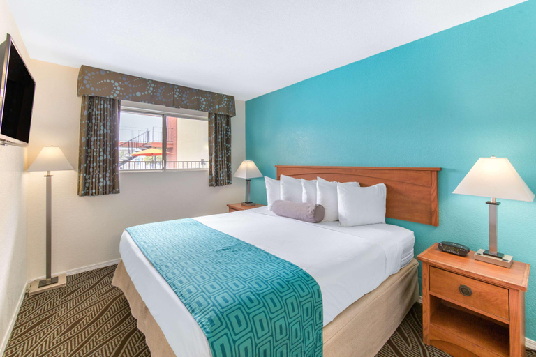 Bedroom 3, Howard Johnson  & Suites by Wyndham Chula Vista, San Diego