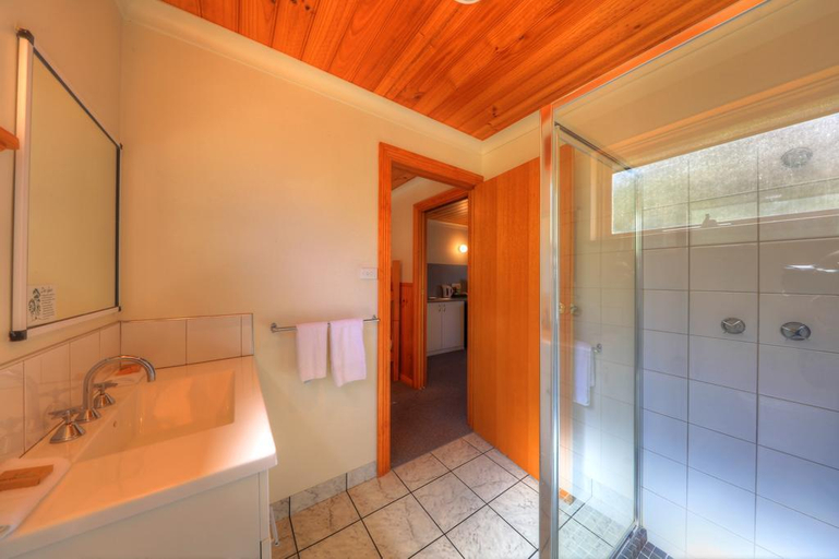Bathroom 3, Stanley Seaview Inn, Circular Head