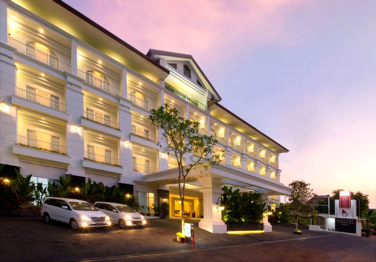 Exterior & Views 11