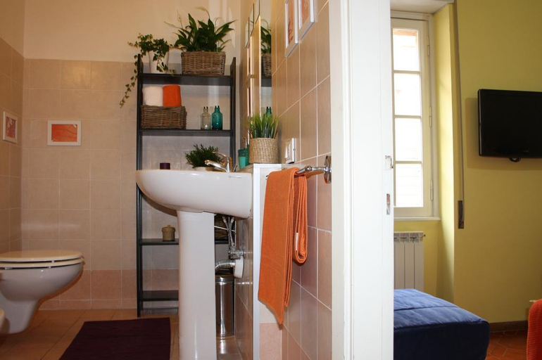 Bathroom 1, Arches, Rome