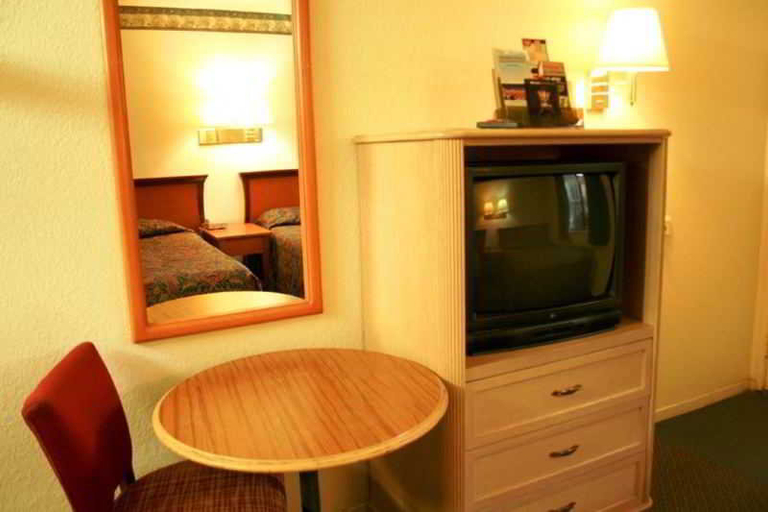 Bedroom 2, Tiffany Inn Corona, Riverside