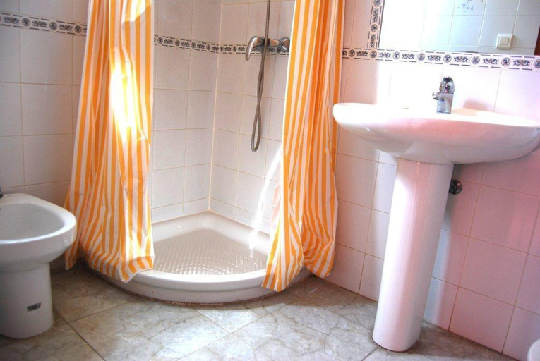 Bathroom 2, Hotel Iris, Alicante