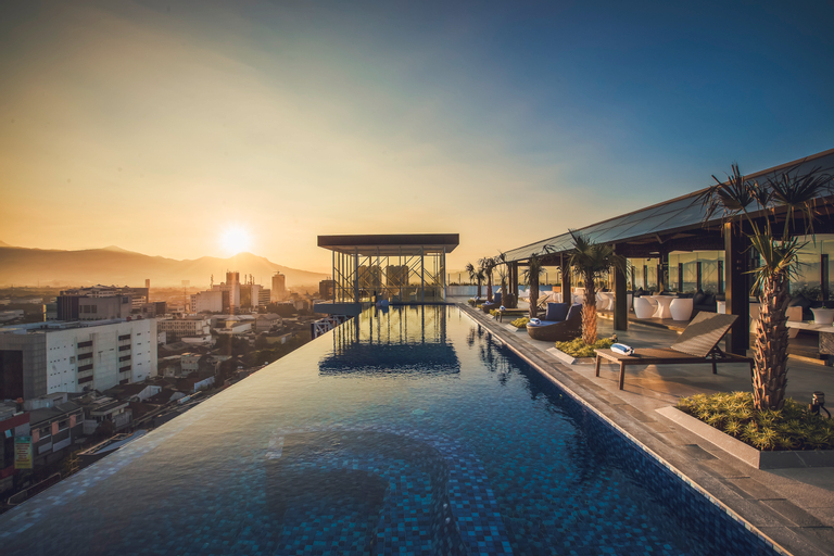 Exterior & Views 30