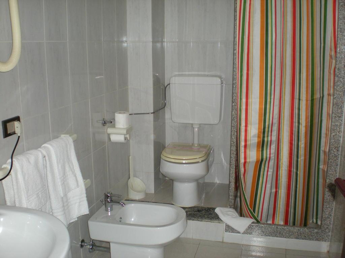 Bathroom 4, Aer Hotel Malpensa, Novara