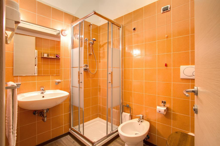 Bathroom 3, Hotel 111 B&B, Rome