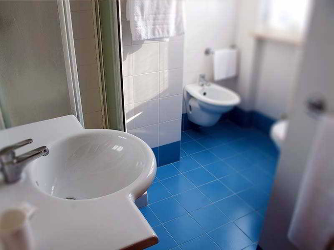 Bathroom 5, Touring, Ancona