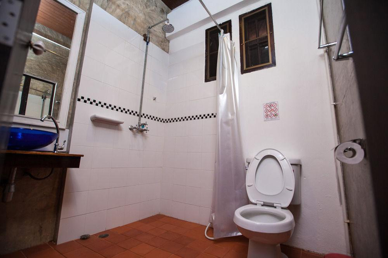 Bathroom 4, The Travellers Arms, Muang Chiang Mai