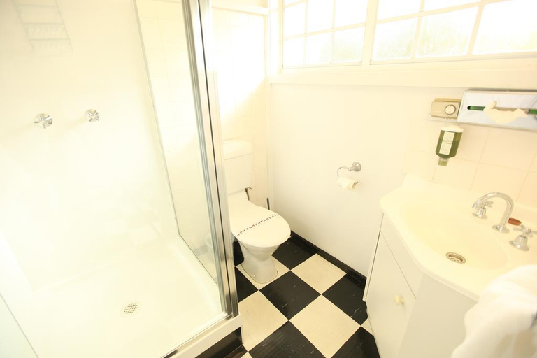 Bathroom 4, Fox & Hounds Inn, Tasman