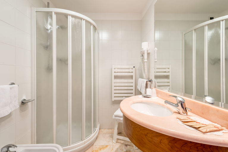 Bathroom 4, Hotel Dolomiti, Trento