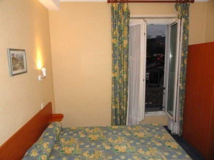 Bedroom 4, Hôtel de la Place des Alpes, Paris
