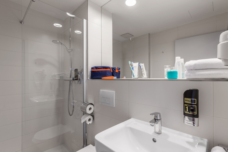 Bathroom 5, Serways Hotel Spessart Sud, Aschaffenburg