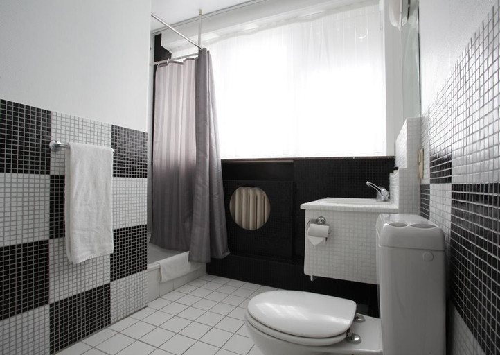 Bathroom 5, Hotel La Royale, Vlaams Brabant