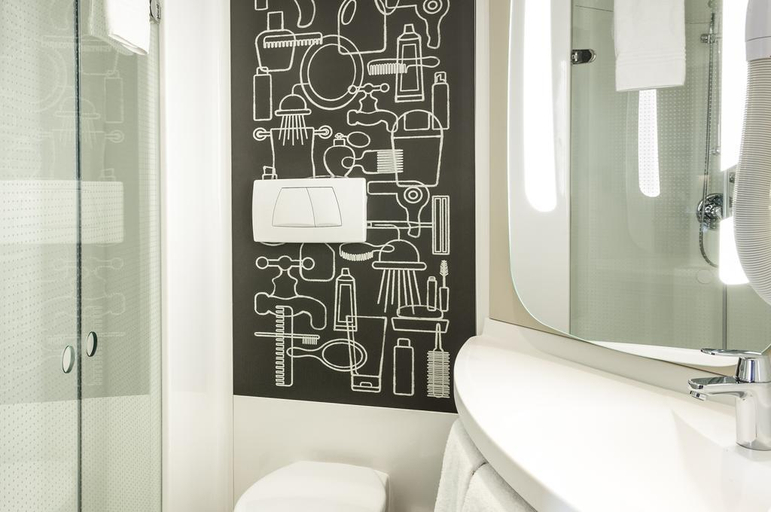 Bathroom 5, ibis Paris Saint-Denis Stade Sud, Seine-Saint-Denis