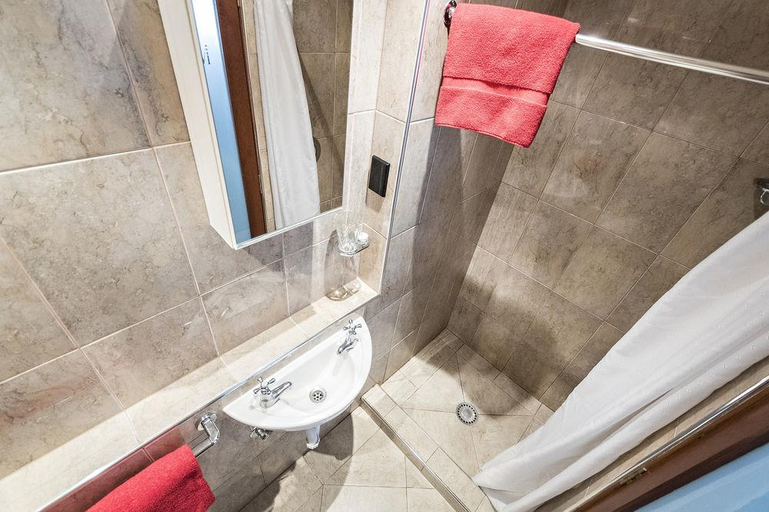 Bathroom 4, The Cambridge Hotel & Backpackers, Wellington