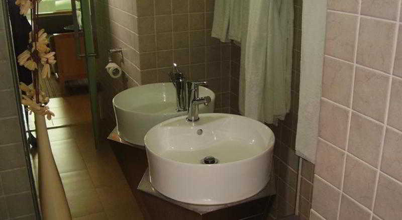 Bathroom 5, Caiwuwei Hotel, Shenzhen