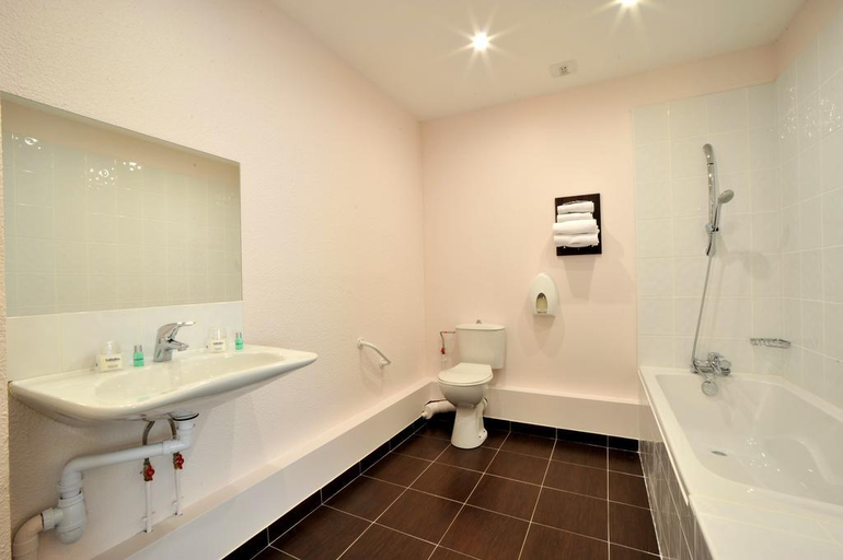Bathroom 4, Brit Hotel Lyon Dardilly, Rhône
