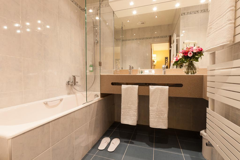 Bathroom 3, Hotel Cecilia Paris, Paris