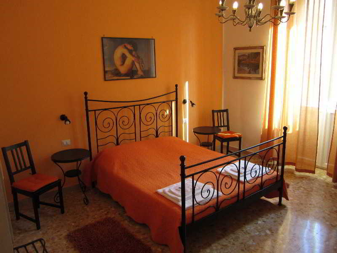 Bedroom 4, B&B 2 Passi Al Colosseo, Rome