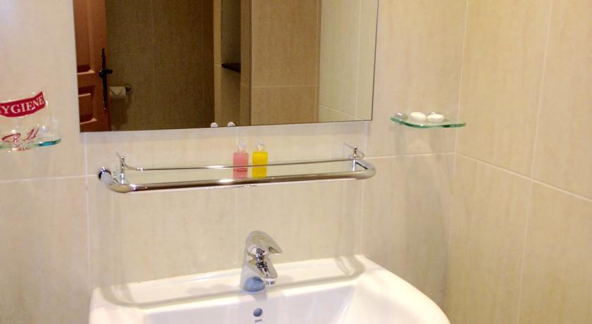 Bathroom, Le Grand Hotel Antsiranana, Diana