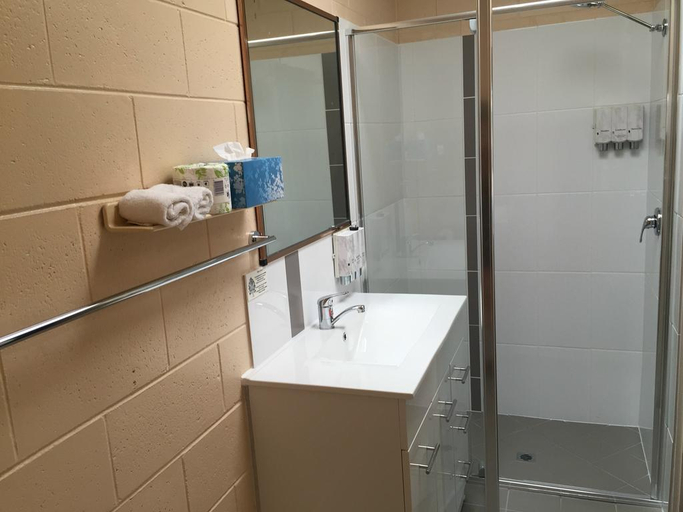 Bathroom 4, Fitzroy Motor Inn, Rockhampton