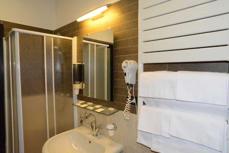 Bathroom 4, MSN Hotel Galles, Genova