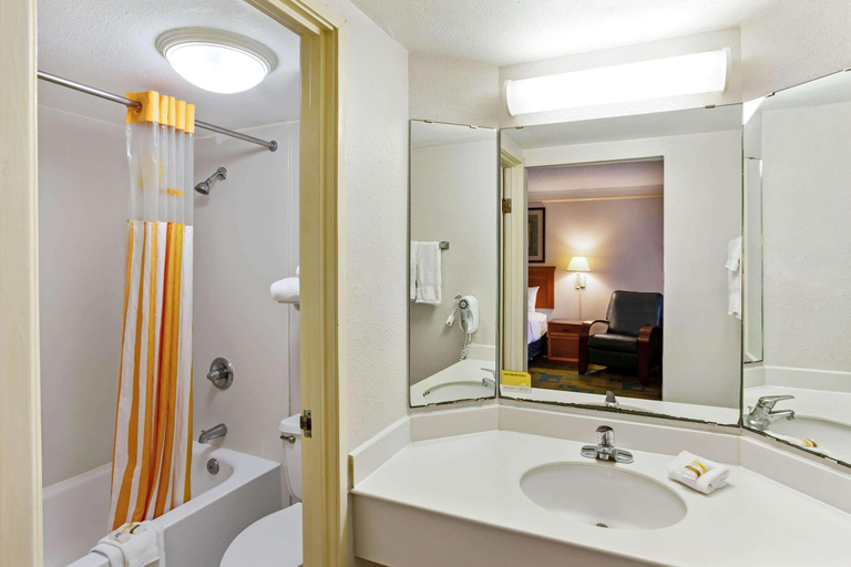 Bathroom 4, Rodeway Inn, Brazos