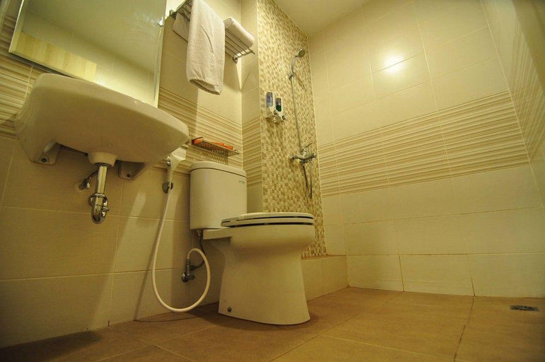 Bathroom, Sofyan Inn Hotel Rangkayo Basa, Padang