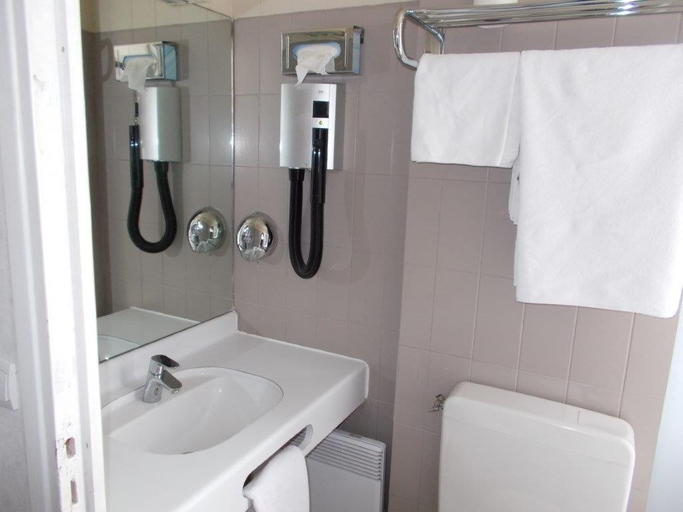 Bathroom 4, Hôtel des Arts, Hauts-de-Seine