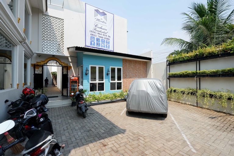RedDoorz Plus near Paragon Mall Semarang, Semarang
