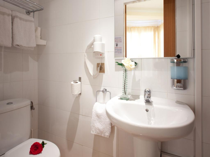 Bathroom 5, Hostal Felipe II, Barcelona