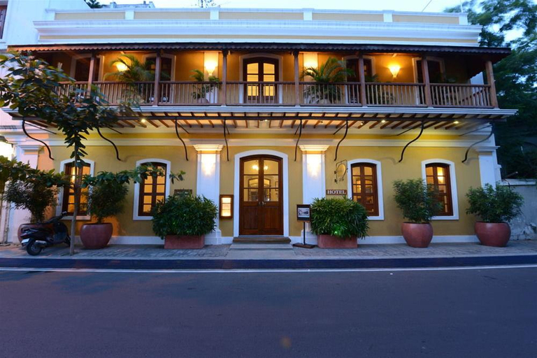 Exterior & Views