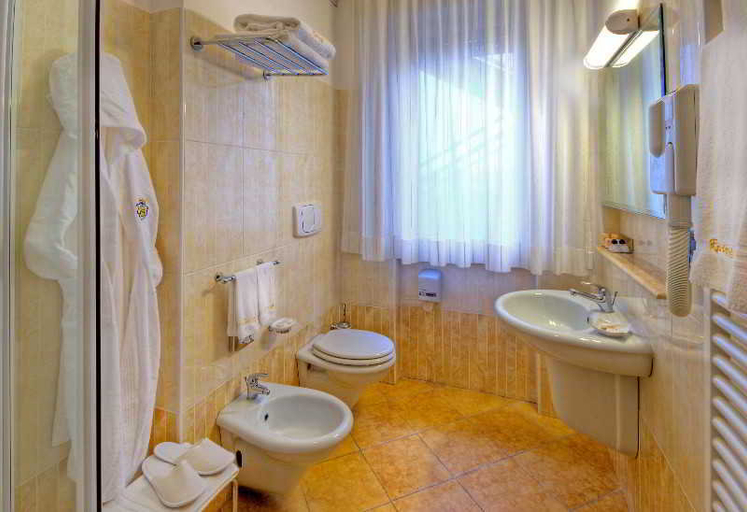 Bathroom 4, Recina Hotel, Macerata