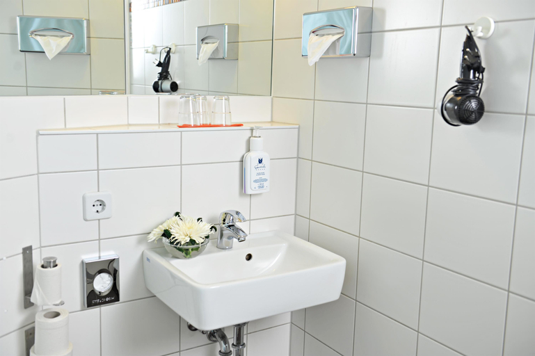 Bathroom 2, Alex Hotel, Berlin