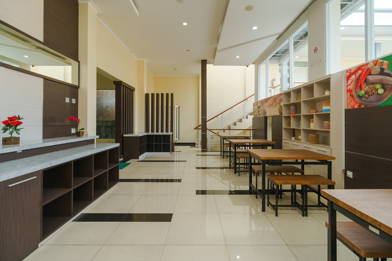 Public Area 2, RedDoorz Plus @ Point Phila Cihampelas, Bandung