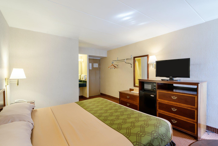 Bedroom 4, Days Inn by Wyndham Winchester North, Frederick