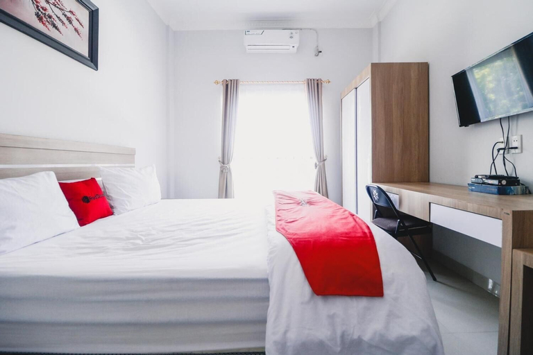 RedDoorz near Hermes Place Polonia Medan, Medan