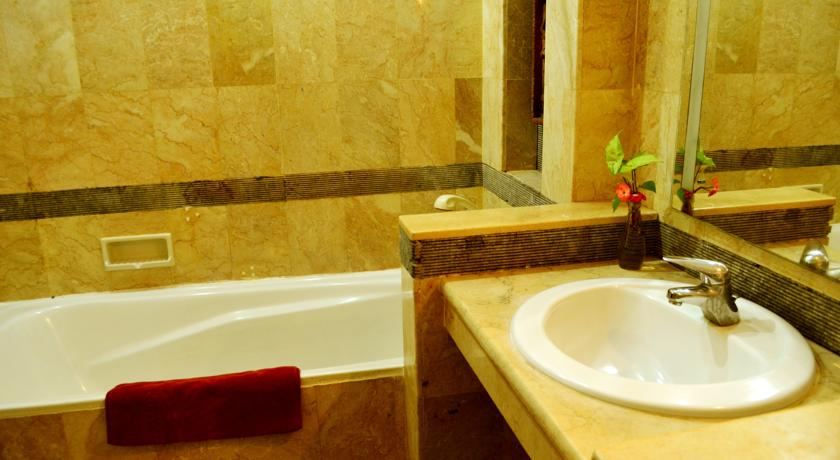 Bathroom, Nirmala Hotel & Convention Centre, Denpasar