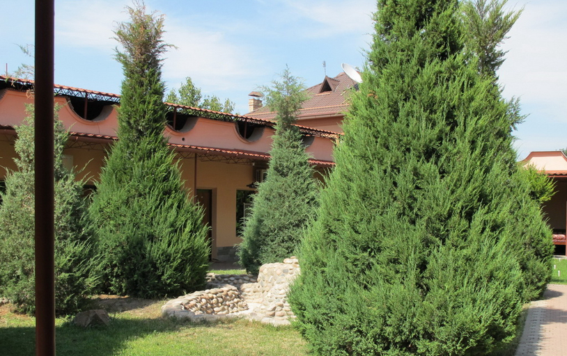 Exterior & Views