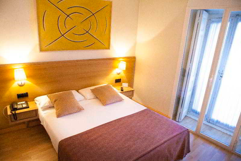 Bedroom 5, Miau, Madrid