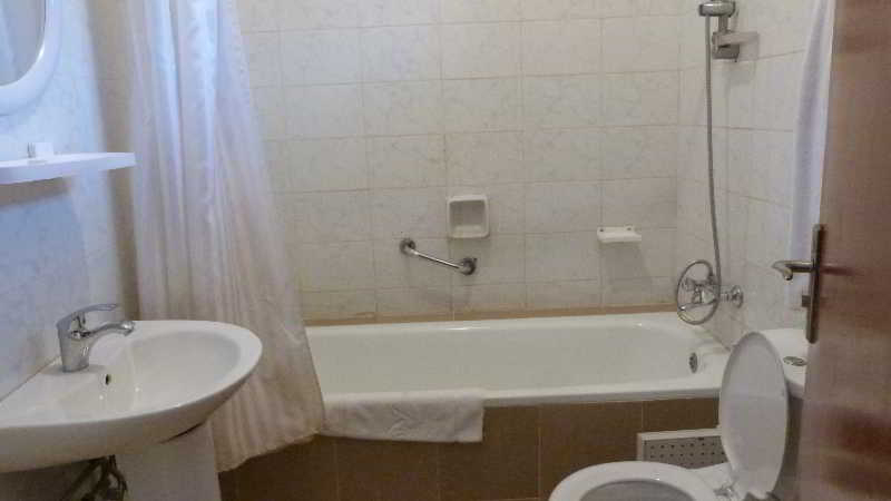 Bathroom 4, Riviera Taouyah, Conakry
