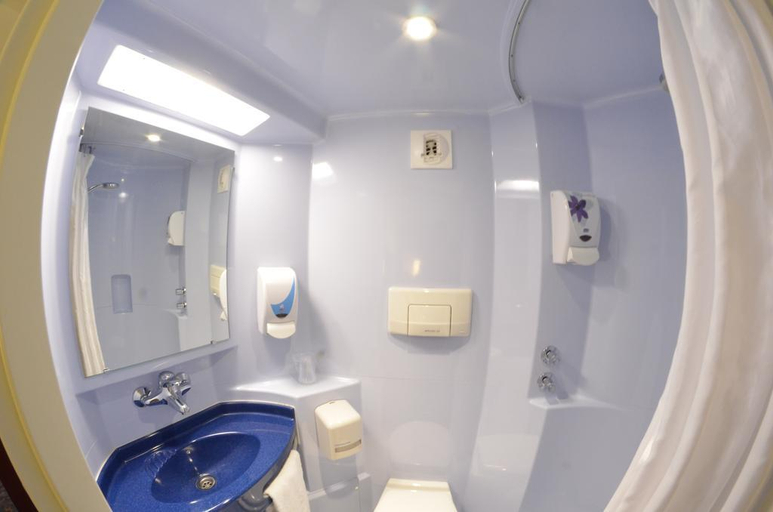 Bathroom 4, A&H PRIVILEGE Lyon Est - Saint Priest Eurexpo, Rhône