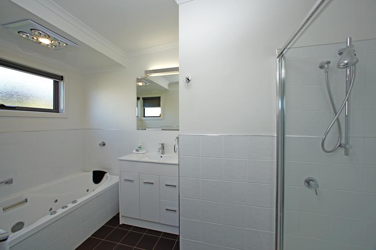 Bathroom 5, Driftwood Cottages, Huon Valley