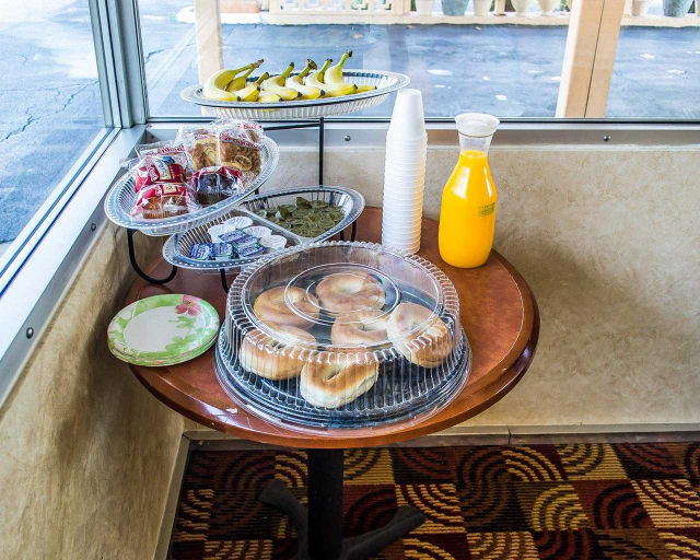 Food & Drinks 5, Econo Lodge Inn & Suites Warren, Trumbull