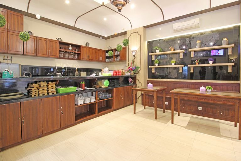 Food & Drinks 5, RedDoorz Premium At The Garden Suites Solo, Solo