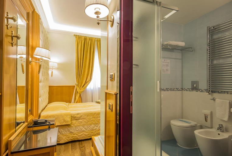 Bathroom 4, Hotel Vittoria, Milano