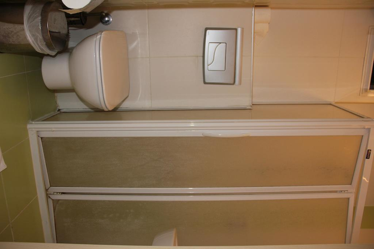 Bathroom 4, Crowded House, Eceabat