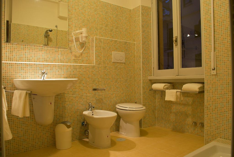 Bathroom 4, House in Rome Domus Romana Guest House, Rome