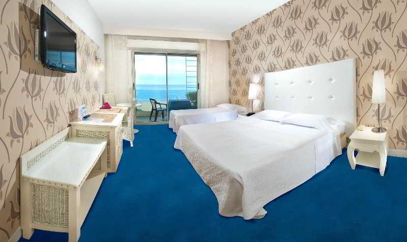 Bedroom 4, Hotel Mediterraneo, Rimini